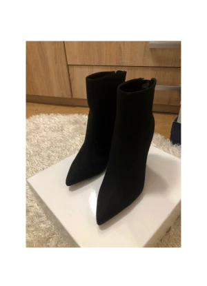 Oanvända ivyrevel stövletter - Riktigt snygga högklackade stövletter från Ivyrevel. Klassik snygg modell, svart suede med guldig dragkedje detalj bak. Aldrig använda 