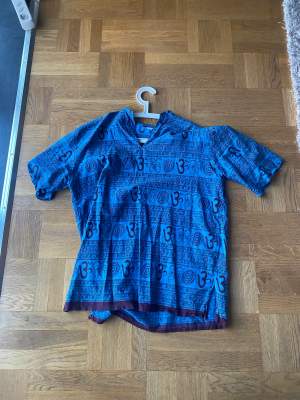 Snygg sommarskjorta med najs mönster, använd men i toppenskick