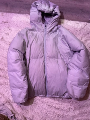 Weekday jack - Säljer nu min helt ny himmelsblå weekday puffer i st L/M. Har använt den max 4 gr den iköptes i höstas förra året. Den är i storlek L men passar M om man gillar lite overzise. Vid flear frågor eller om ni vill ha flera bilder är det bara att skriva🥳