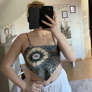 Triangeltopp i siden - Bandanamönstrad triangeltopp stl S/M, knytband bak och går att vända på för att få olika mönster(se bild 1 o 2)