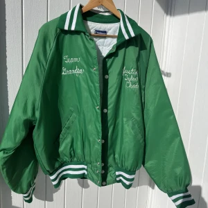 Varsityjacka - Vintage varsityjacka med brodyr. Inga fläckar eller märken. Den är xl men sitter bra och lite oversize på mig som är 172 och brukar ha S på kläder. 