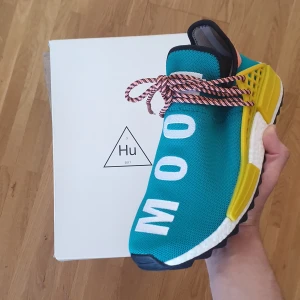 Adidas Human Race SUN GLOW NY - Den perfekta sommarskon med härlig solig färgkombination som poppar ut runt mängden!   Helt nya! Deadstock Condition Adidas Human Race SUN GLOW i storlek 44! KVITTO TILLKOMMER!   Samfraktar och möts upp i sthlm! 
