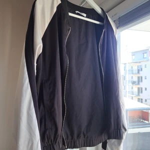 bomberjacka - jättefin bomberjacka med såå snyggt print. 