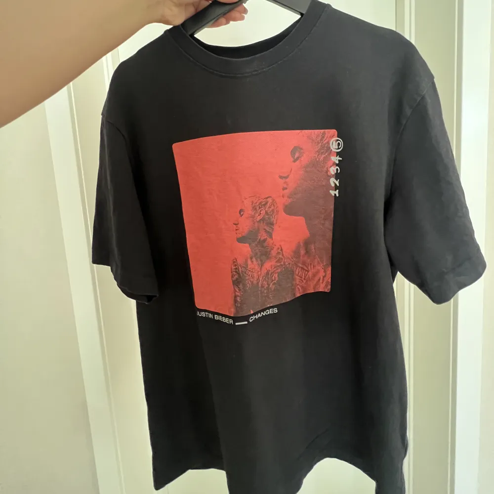 Justin Bieber t-shirt från hm✨ Tror att den är köpt på herravdelningen men är osäker🌸. T-shirts.