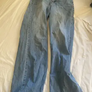 TRYCK EJ PÅ KÖP NU!! högmidjade vida jeans säljer då dom inte används. Skriv för frågor!