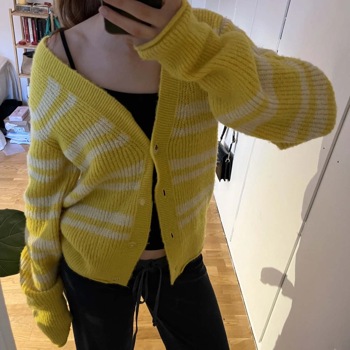 Gul stickad tröja 