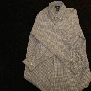 Ralph lauren skjorta  - Rutig blå skjorta i bra skick. 100% bomull.