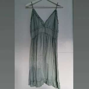 Grön sommarklänning - Sjukt skön och fin klänning, svalkande material, dock ej stretchigt. Använd 2 gånger 