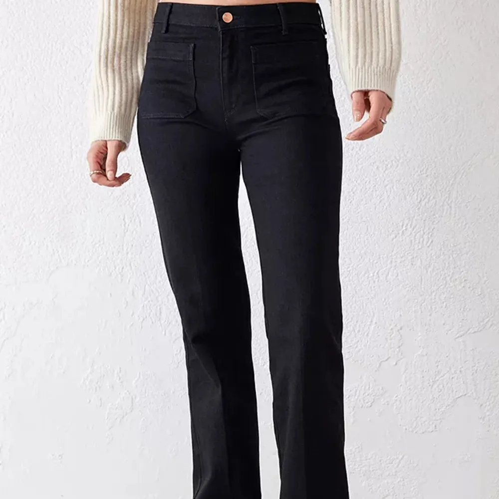 Svarta Wrangler retro jeans med unika små fickor framtill!🖤Jeansen är midwaist och flared. Otroligt bekväma & bra kvalitet. Midjemått 27 & längd 30. Köpta på Carlings för 900kr. . Jeans & Byxor.