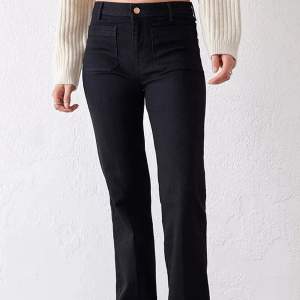 Svarta Wrangler retro jeans med unika små fickor framtill!🖤Jeansen är midwaist och flared. Otroligt bekväma & bra kvalitet. Midjemått 27 & längd 30. Köpta på Carlings för 900kr. 