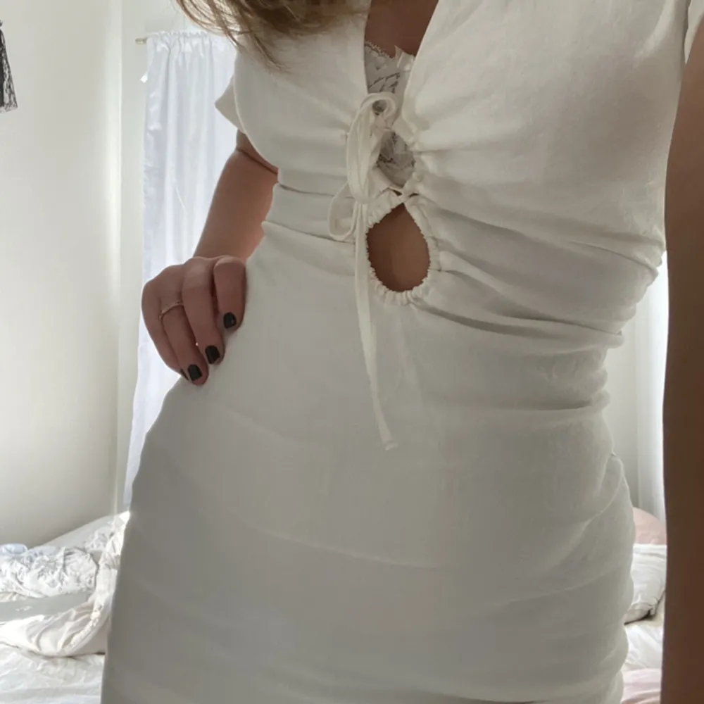 Säljer denna vita klänningen från zara i strl 38 för 199kr + frakt!. Klänningar.