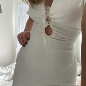 Säljer denna vita klänningen från zara i strl 38 för 199kr + frakt!