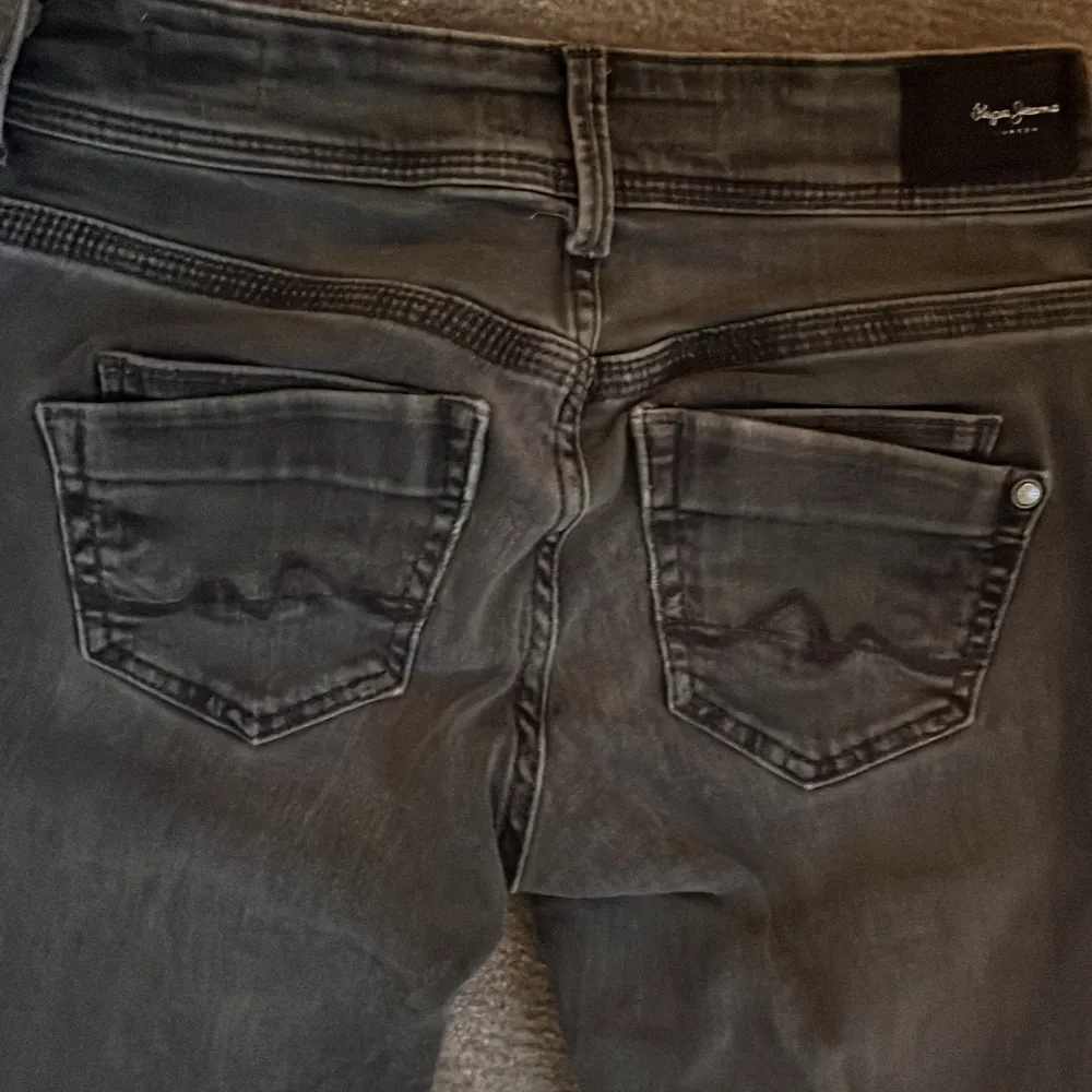 Säljer de här jätte trendiga och snygga Jensen från Peppe jeans. Skulle så gärna vilja ha kvar dem men tyvär är de för små för mig men så fina. . Jeans & Byxor.