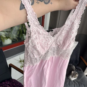 Klänning - Kan användas som klänning eller nattlinne. Second hand köptes den.
