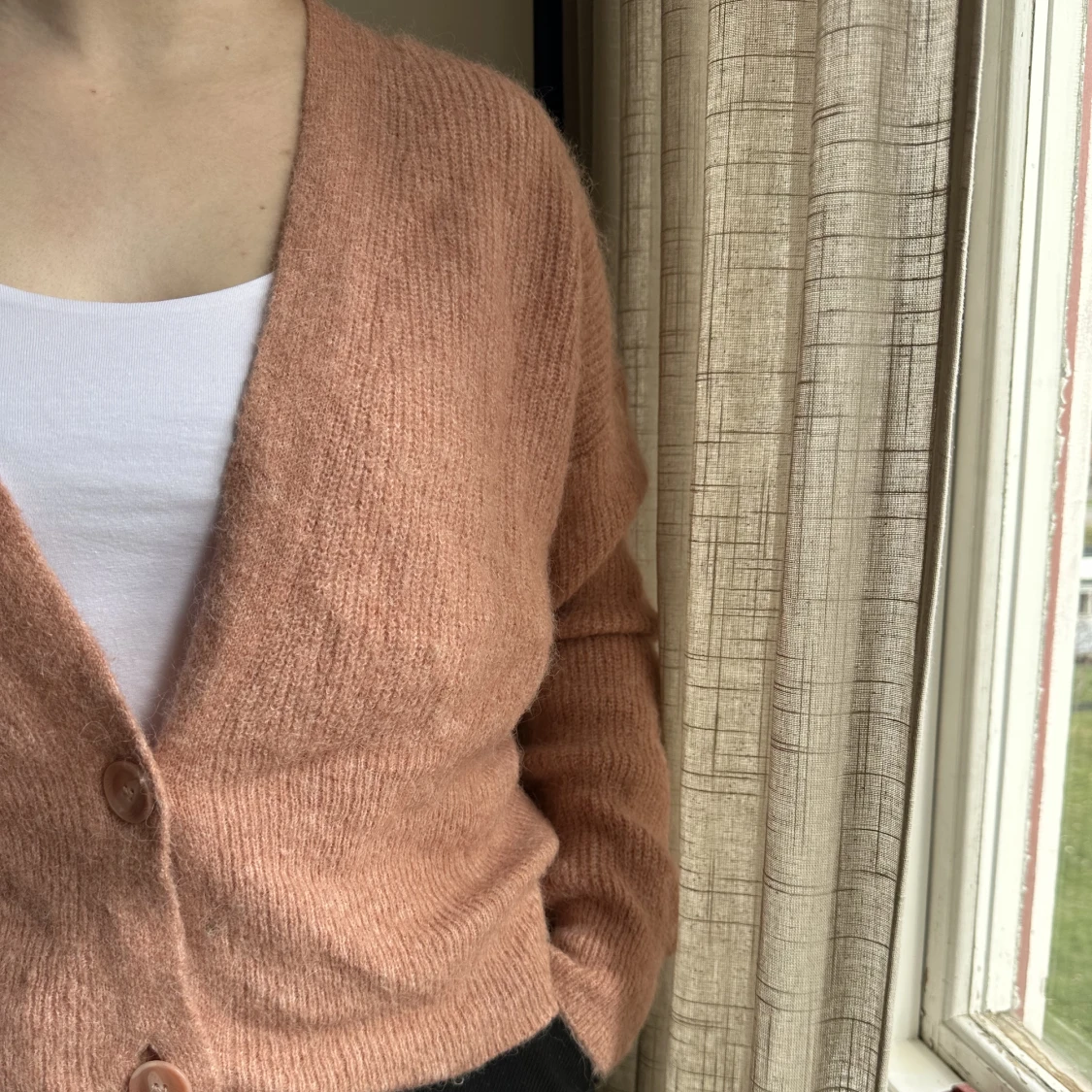 Rosa stickad kofta med knappar