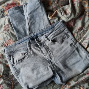 Ljusblå jeans - Snygga ljusblå jeans från H&M märke Divided. Några år på nacken men knappt använda, något för små för mig fast än jag har den storleken i andra jeans skulle därför säga de egentligen är stl 38 Stretchigt material