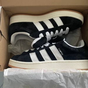 Campus adidas *helt nya* - Helt nya, oanvänt campus adidas skor! De kommer med svarta snöre och kartong/låda. Original lappen är kvar med. Populära, säljer för att de passar inte! 
