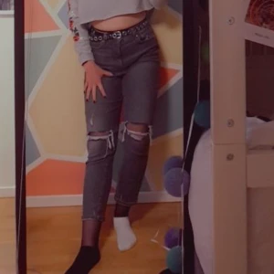 Ripped jeans - Grå jeans från hm. Jeansen är väl anvönda men har inga hål eller defekter förutom att trådarna som fanns över knäna har brustigt och hålen över knäna blivit större.