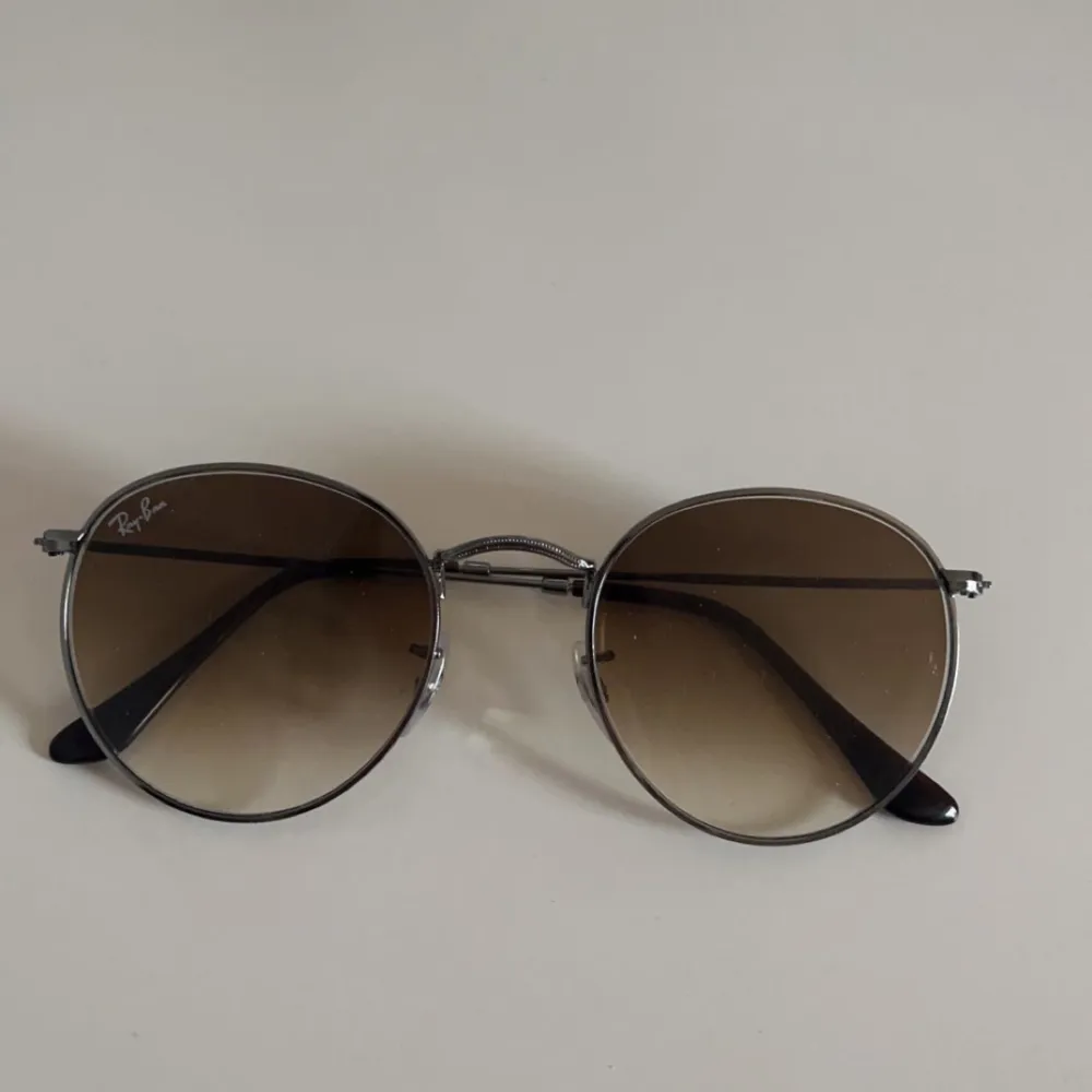 Superfina Raybans (RayBan Round Flat Lenses)  Sparsamt använda och inga synliga repor!  Nypris 1200 Kvitto finns tyvärr inte längre. Men passar tyvärr inte alls mig och därför säljer jag de. Fodral medföljer! . Accessoarer.