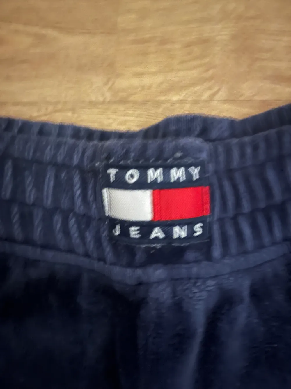 Tomy jeans mjukisbyxor har advänds typ 2 gånger så de är typ nya vet inte om dem är äkta men de är i bra skick iallafall . Jeans & Byxor.
