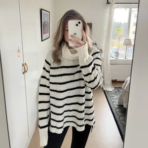 Stickad tröja  - Stickad vit/ svart randig tröja med krage. 