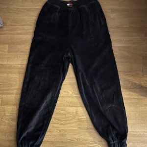 Mjukis byxor - Tomy jeans mjukisbyxor har advänds typ 2 gånger så de är typ nya vet inte om dem är äkta men de är i bra skick iallafall 
