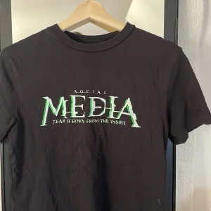 T-shirt med coolt print Weekday - Från Weekday Storemade (limiter edition). Väldigt bra skick