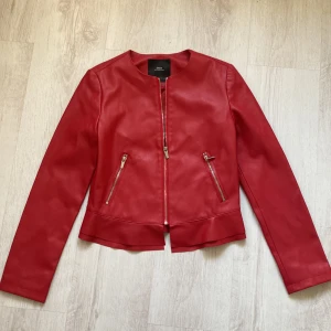 HELT NY! Zara skinn jacka i röd färg WOW! - Kort skinnimitaton jacka i rött super fräsch över ett par jeans eller sommar klänningen !  Helt ny !  
