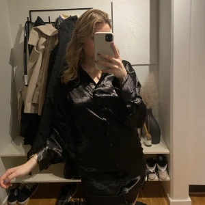 Satin klänning - Svart satinklänning från Gina tricot! Aldrig använd i strl XS🖤