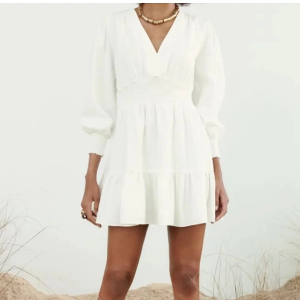 Säljer denna superfina vita klänning från Zara i storlek S. Klänningen är andvänd fåtal gånger och är i bra skick. Säljer den eftersom den är för liten.. Klänningar.