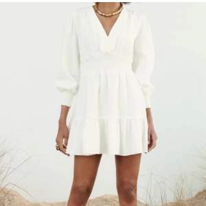 Säljer denna superfina vita klänning från Zara i storlek S. Klänningen är andvänd fåtal gånger och är i bra skick. Säljer den eftersom den är för liten.