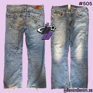 true religion jeans - feta trueys i modellen Ricky Super T, tag w36😈ytterben 103😈innerben 78cm😈midja rakt över 50cm😈benöppning 22cm😈modellen är 180😈flaws, saknar knapp
