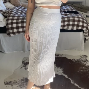 Kjol från Lindex - Superfin plisserad midikjol från Lindex. Använd en gång. Perfekt med stickad tröja och sandaler i sommar 😍