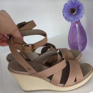 Nya skinn sandaler från Timberland i storlek 39. Längd 25cm. Klackhöjd 9,5cm. Oanvända.
