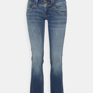 Pepe jeans  - Säljer mina lågmidjade jeans från pepe i modellen Venus. Kan sänka till 200 kr vid snabbt köp💕 hör av er vid frågor💕 köpare står för frakten 📦 