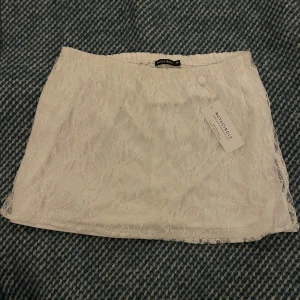 Vit spetskjol - Somrig vit kjol i spets. Aldrig använd med prislapp kvar. Enligt mig är resåren något slapp vilket gör att den skulle kunna räknas som storlek 40 ish. Därför den ej kommit till användning.