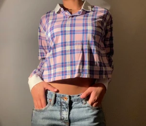 Pink striped rugby shirt - Rosa/Lila/Röd/Blå och vit randig långärmad croppad polotröja/rugby shirt.  Original pris 280kr.