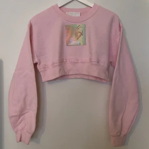 W.I.A Collections CLOUD CROP SWEATER - W.I.A Collections CLOUD CROP SWEATER  Ljus rosa   Cropped   One size (passar xs-m)  Använd en eller två gånger så i perfekt skick  