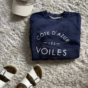 Blå sweatshirt🌊🛥️💙 - Knappt använd så trycker är fortfarande fint och den är marinblå, storlek M men passar en S också💙🦋  Köparen står för frakt📦