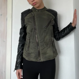 Jacka  - Häftig detaljerad jeans/läderjacka. Aldrig använd och är i gott skick. Ej äkta läder. ⭐️