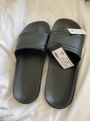 SKOR/TOFFLOR - Oanvända tofflor från lager 157. 