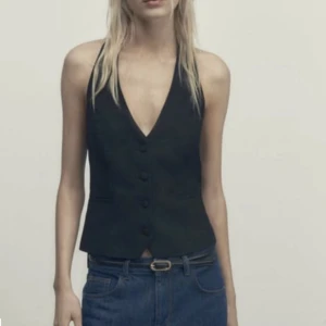 Blazer vest  - Snygg blazer vest från Zara, croppad med halterneck med öppen rygg. Kan användas till fest eller vardag 