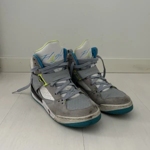 Vintage Nike Jordans - Vintage Nike Jordans köpta på second hand för 450kr, kommer inte till användning. Står att det är storlek 40 men jag skulle säga 37,5. 