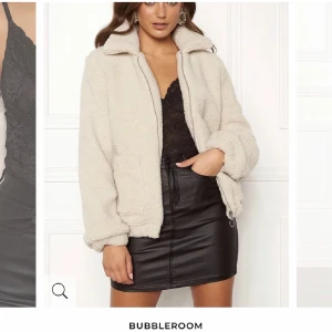 Beige lurvig jacka - bubbleroom - Beige lurvig jacka från bubbleroom i storlek 34. Använd en gång. 