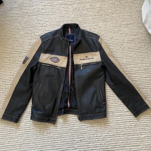 Motorcykel jacka - Motorcykel skinnjacka va märket tom taigor. Väldigt snygga detaljer och perfekt passform. Skriv för mer info eller om du är intresserad av att köpa❤️