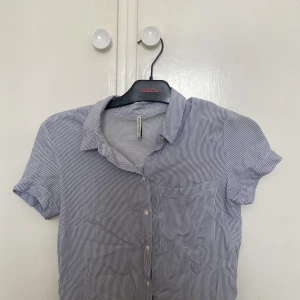 Randig skjorta  - Knappt använd