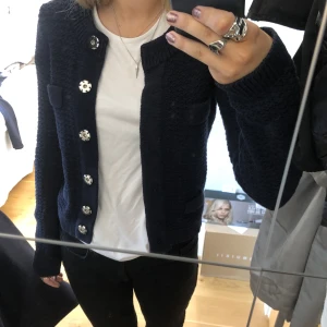 Stickad kofta - Jättesöt kofta med fickor💓 Den är i superfint skick❤️‍🔥 Storlek Xs