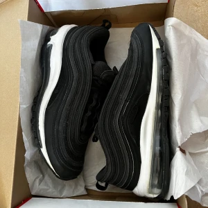 Nike w air max 97 - Ny prist 2150kr köpte den på JD hemsida. Har haft den i 1år och  har inte kommit till användning. Den är i stolek 40 men min vanligt skor stolek är 39 dvs man måste ta en större storlek för att den ska sitt perfekt. Priset kan diskutera!