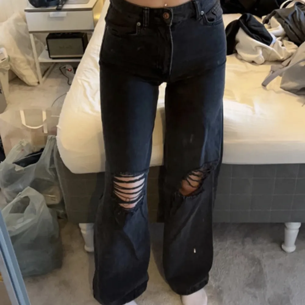 Svarta breda jeans med hål på knäna. Knappt använda, ser ut som nya. . Jeans & Byxor.