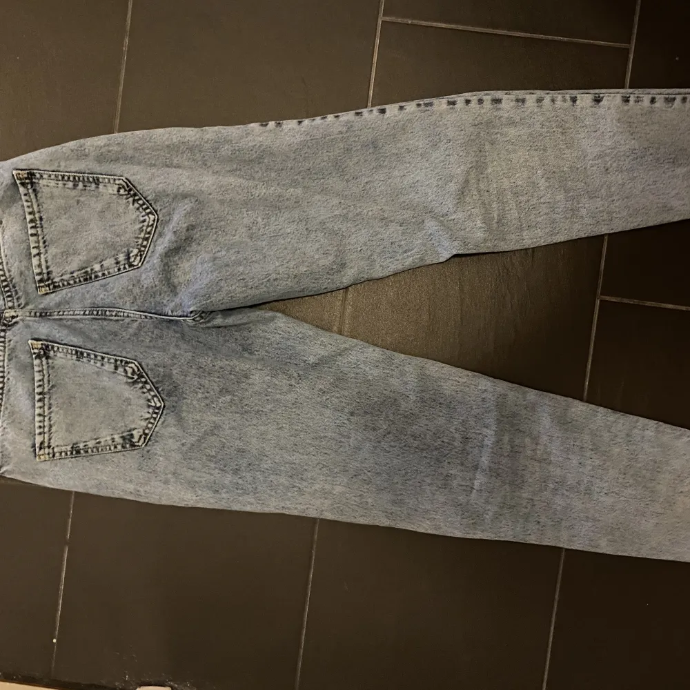 Ljusa Gina jeans lite baggy  Fint använt skick  Stl 34 ( xs) . Jeans & Byxor.